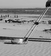 Opération de nettoyage de la plage du Débarquement par des scolaires